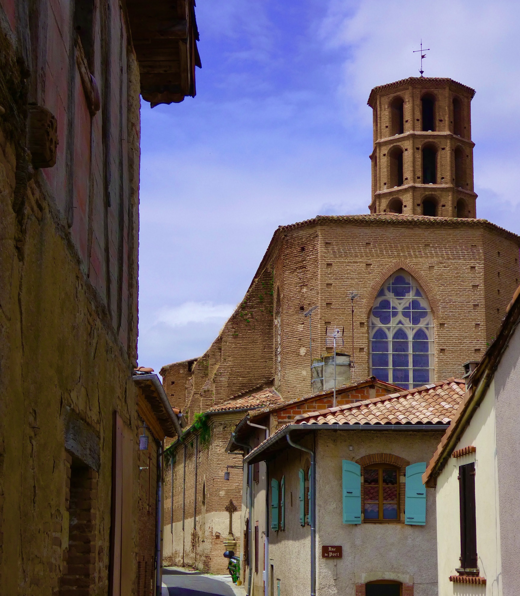 Centre bourg avec clocher de Buzet