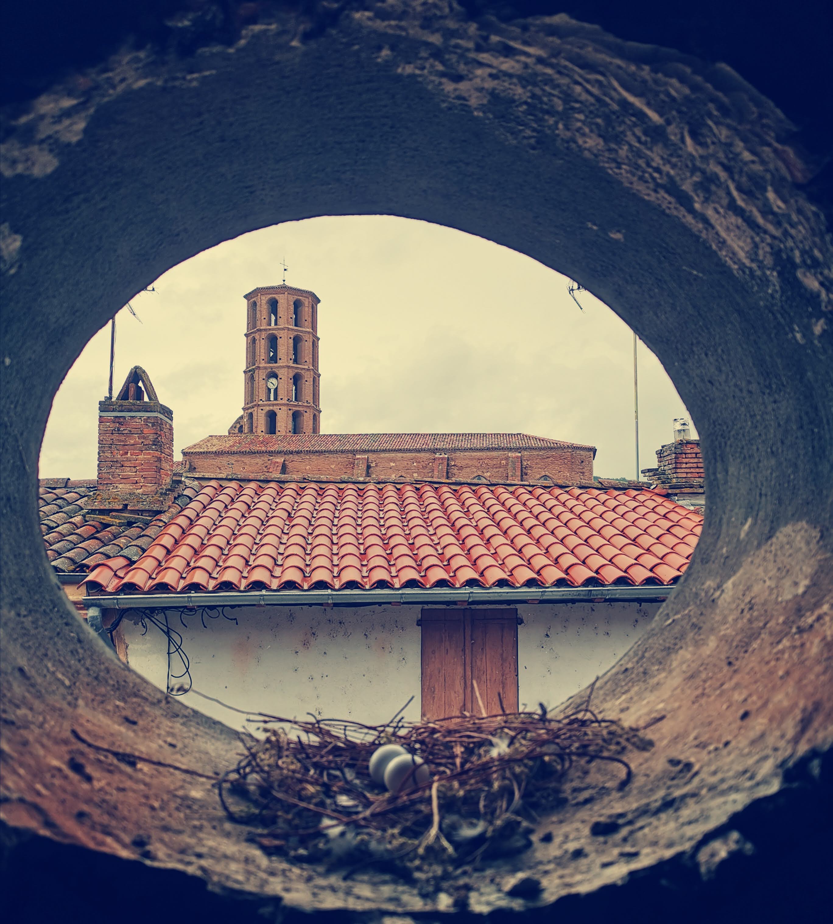 Vue du clocher à travers une lucarne