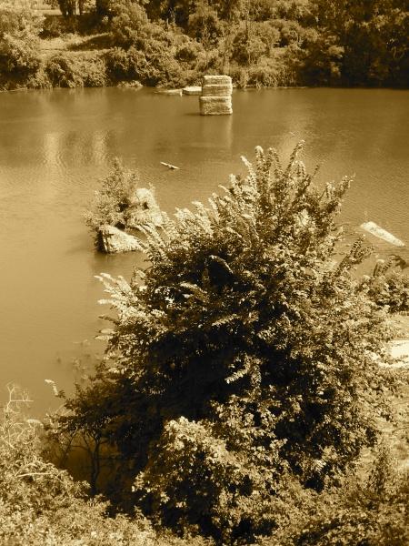 Les restes du vieux pont, appelés piles