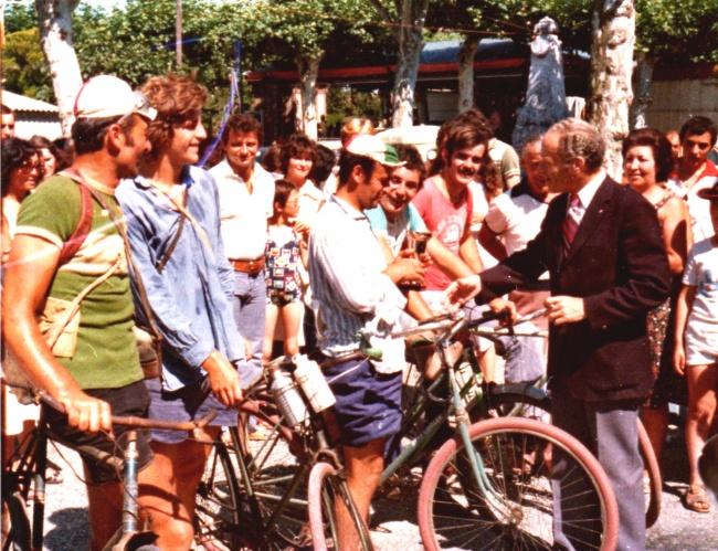 Maurice THIARD, Maire de BUZET, assistant à l'alors traditionnelle course de vieux vélos organisée dans la Commune