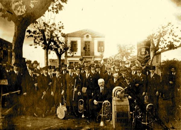 l'Union Philharmonique de BUZET. Emile MASSIO est à gauche du fanion, casquette "en bataille".